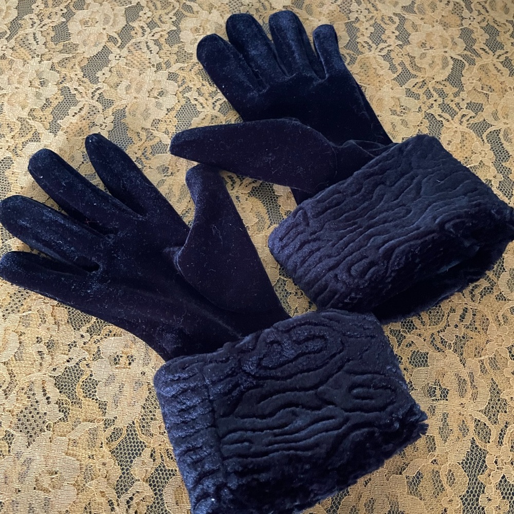 NWOT Elegant Black Velvet Gloves, Size OS - Picture 2 of 4